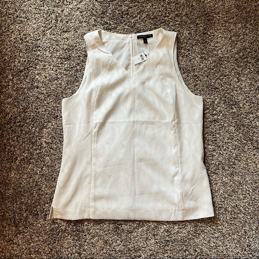 NWT. Banana Republic White V-neck Patterned Sleeveless Blouse Size 14